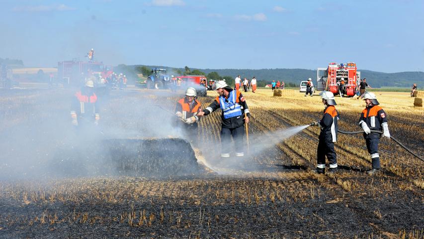 Strohballenpresse fängt Feuer: Traktor brennt aus