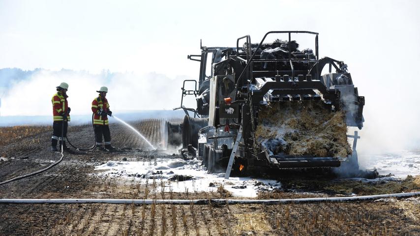 Strohballenpresse fängt Feuer: Traktor brennt aus