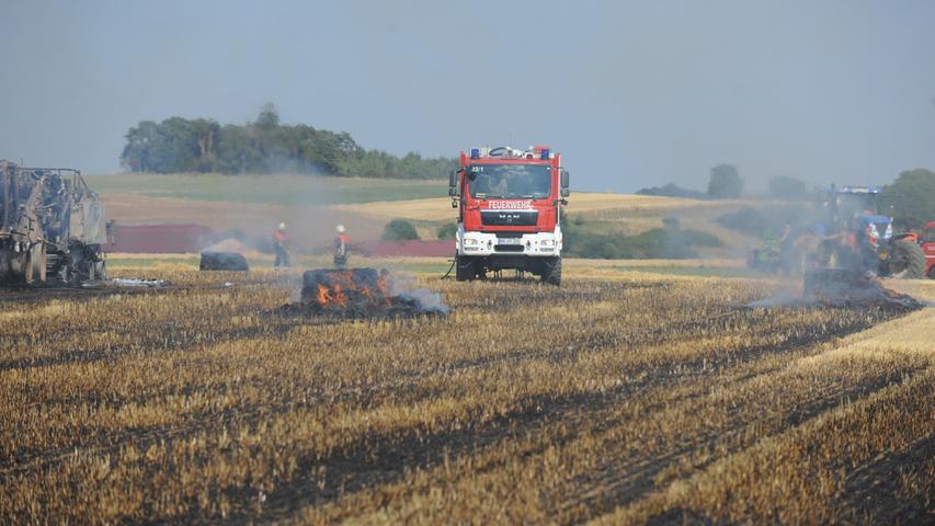 Strohballenpresse fängt Feuer: Traktor brennt aus