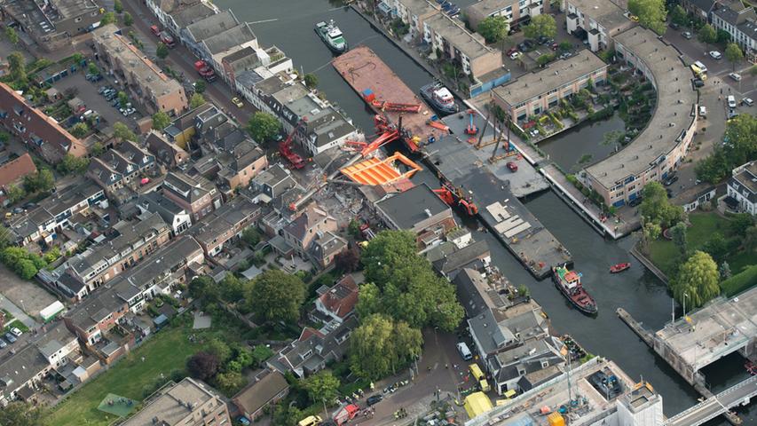 Schwimmende Baukräne zerstören mehrere Häuser in Holland
