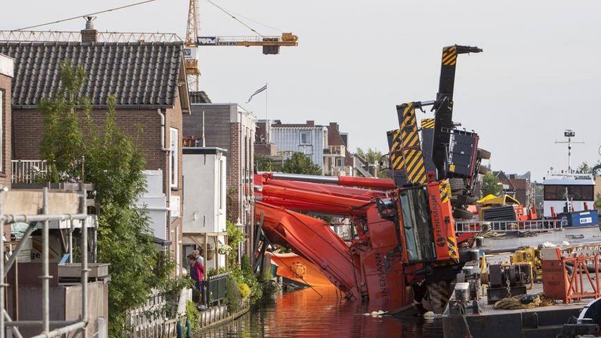 Schwimmende Baukräne zerstören mehrere Häuser in Holland