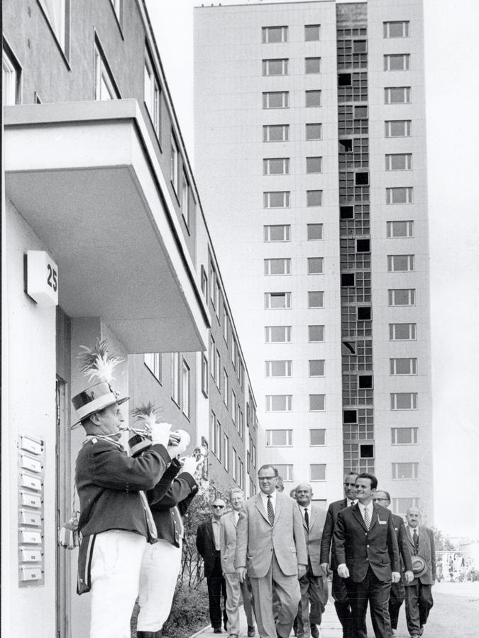 8. August 1965: Feier vor den „Wolkenkratzern“