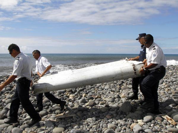 Inzwischen wurden vor Afrika zahlreiche Trümmerstücke angespült. Die Ermittler sind der Überzeugung sie gehören zum Flug MH370.