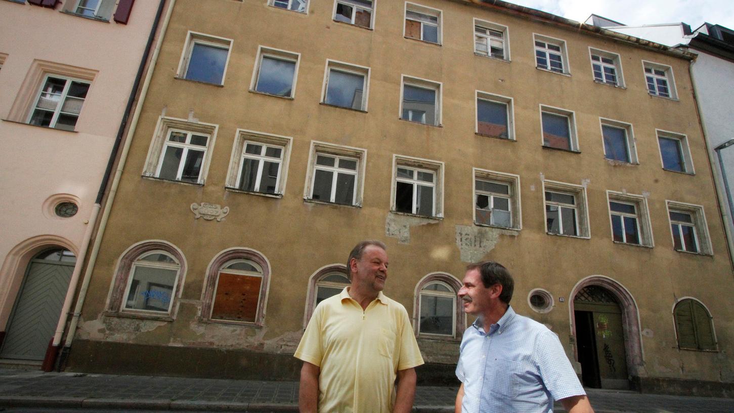 Altstadtfreunde-Vorsitzender Karl-Heinz Enderle (links) und Baufachmann Michael Taschner besprechen, welche Arbeiten zum Erhalt des einsturzgefährdeten einstigen Gerberhauses notwendig sind.