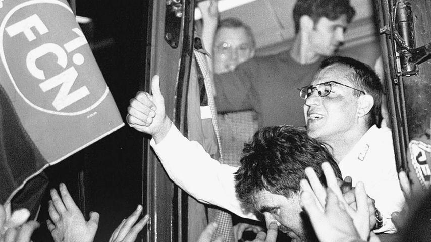 Den Spitznamen "Quälix" hatte Felix Magath damals noch nicht. Vom 1. September 1997 bis zum 30. Juni 1998 war er Trainer beim Club. Aus dem Tabellenkeller bis hinauf auf den dritten Platz führte er den FCN, was den Aufstieg in die Bundesliga bedeutete. Allerdings konnte sich Magath mit dem Präsidium nicht auf eine Vertragsverlängerung für die anstehende Bundesliga-Saison einigen. So ging man getrennte Wege. Den Spitznamen "Quälix" hatte Felix Magath damals noch nicht. Vom 1. September 1997 bis zum 30. Juni 1998 war er Trainer beim Club. Aus dem Tabellenkeller bis hinauf auf den dritten Platz führte er den FCN, was den Aufstieg in die Bundesliga bedeutete. Allerdings konnte sich Magath mit dem Präsidium nicht auf eine Vertragsverlängerung für die anstehende Bundesliga-Saison einigen. So ging man getrennte Wege.