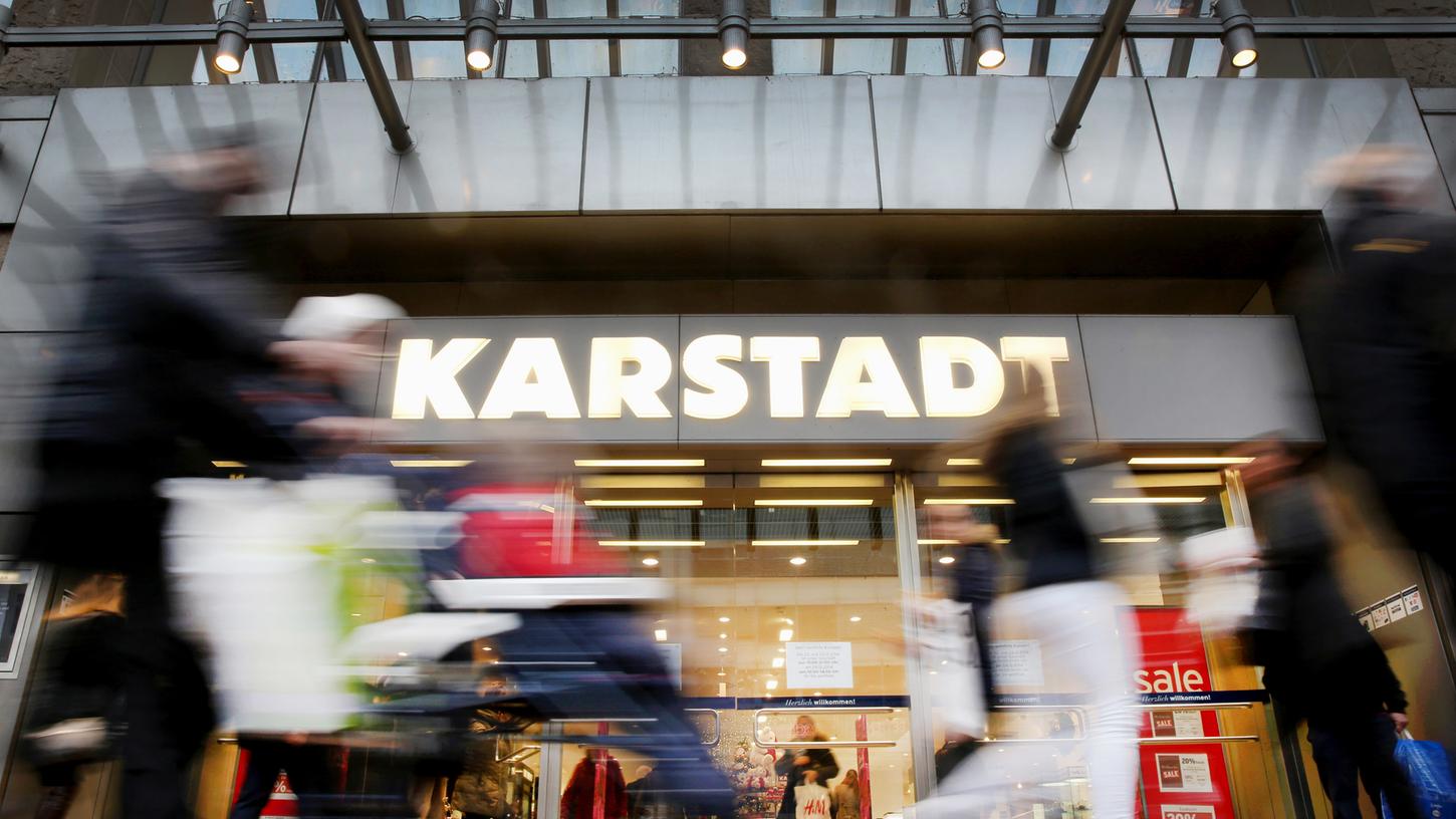 Der Warenhauskonzern Karstadt steckt weiter tief in den roten Zahlen.