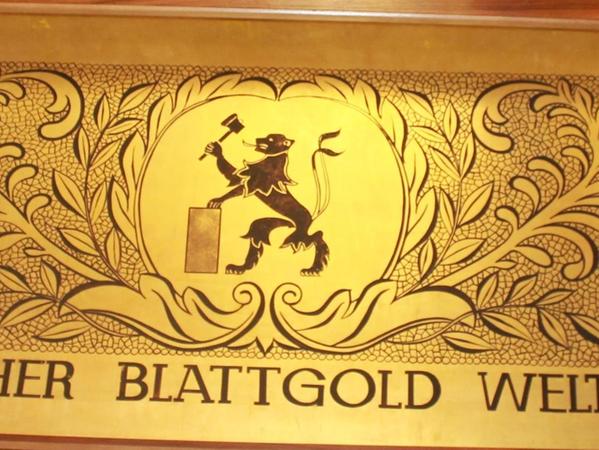Der Fries im Schwabacher Rathaus erinnert an die Blattgoldindustrie der Stadt.