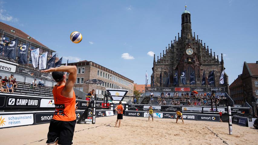 Schwitzen im Sand: Das Volleyball-Turnier 2015 am Hauptmarkt