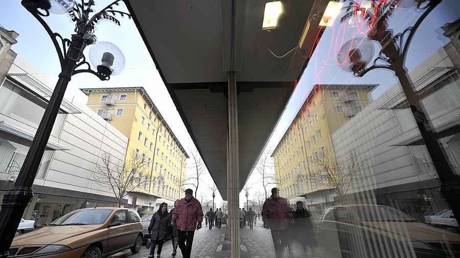 Die Belebung rückt näher: Wo heute noch das verlassene Park-Hotel, das ehemalige Fiedler-Modehaus und das Wölfel-Areal ein tristes Dasein fristen, sollen in den nächsten Jahren etliche neue Geschäfte entstehen. Die Belebung rückt näher: Wo heute noch das verlassene Park-Hotel, das ehemalige Fiedler-Modehaus und das Wölfel-Areal ein tristes Dasein fristen, sollen in den nächsten Jahren etliche neue Geschäfte entstehen.