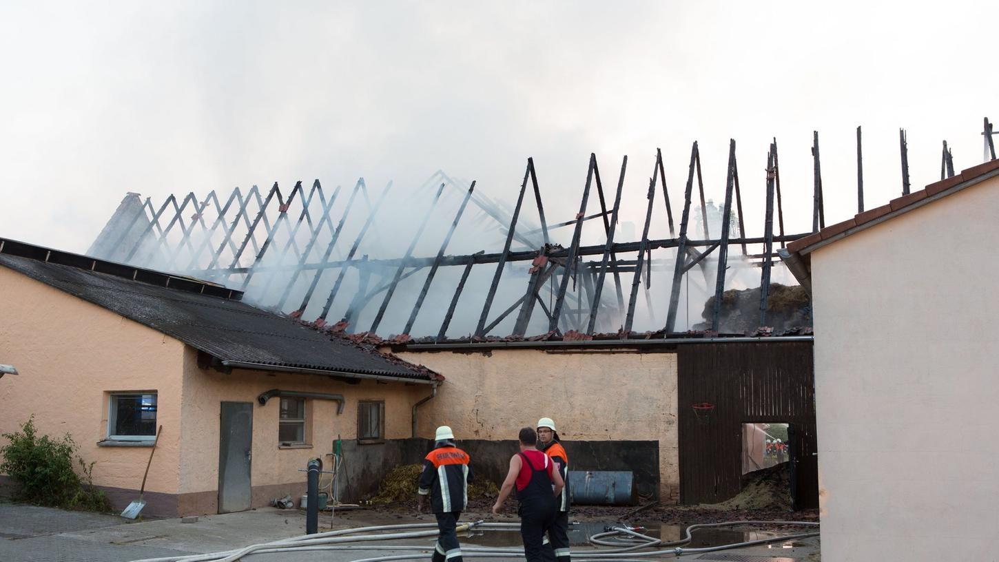 130 Einsatzkräfte wurden am Montagmorgen zu einem Scheunenbrand in Adelmannsdorf bei Wolframs-Eschenbach gerufen. Verletzt wurde bei dem Feuer niemand.