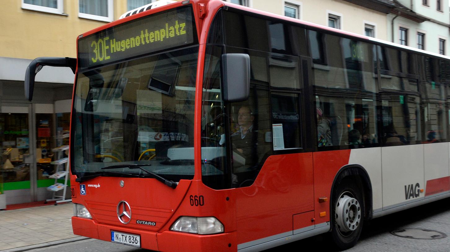 In einem Bus wie diesem (Symbolbild) erlebten die Insassen in Erlangen einen ergreifenden Moment.