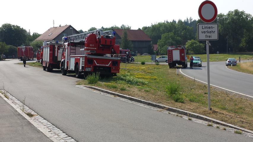 Ein Großaufgebot der Polizei und Feuerwehr suchte zunächst das Waldgebiet nach der Unfallstelle und dem Flugzeugwrack ab.