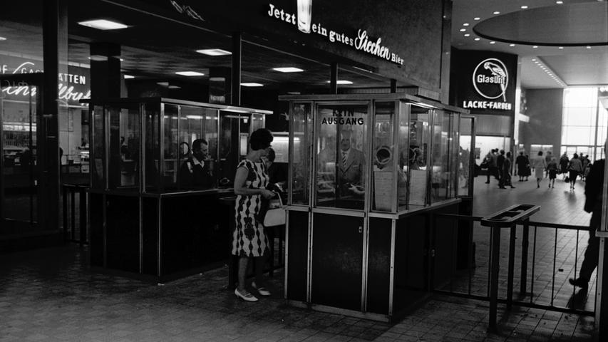 Aus Gründen der Sicherheit und Ordnung wird es dieses Bild am Hauptbahnhof-Eingang auch in Zukunft geben: Sperrenbeamte prüfen und lochen jede Fahrkarte. Lediglich am Ausgang wird der Fahrgast gelegentlich unkontrolliert entlassen. Hier geht es zum Artikel vom 13. August 1965: Bahnsteigsperren gegen Bummler