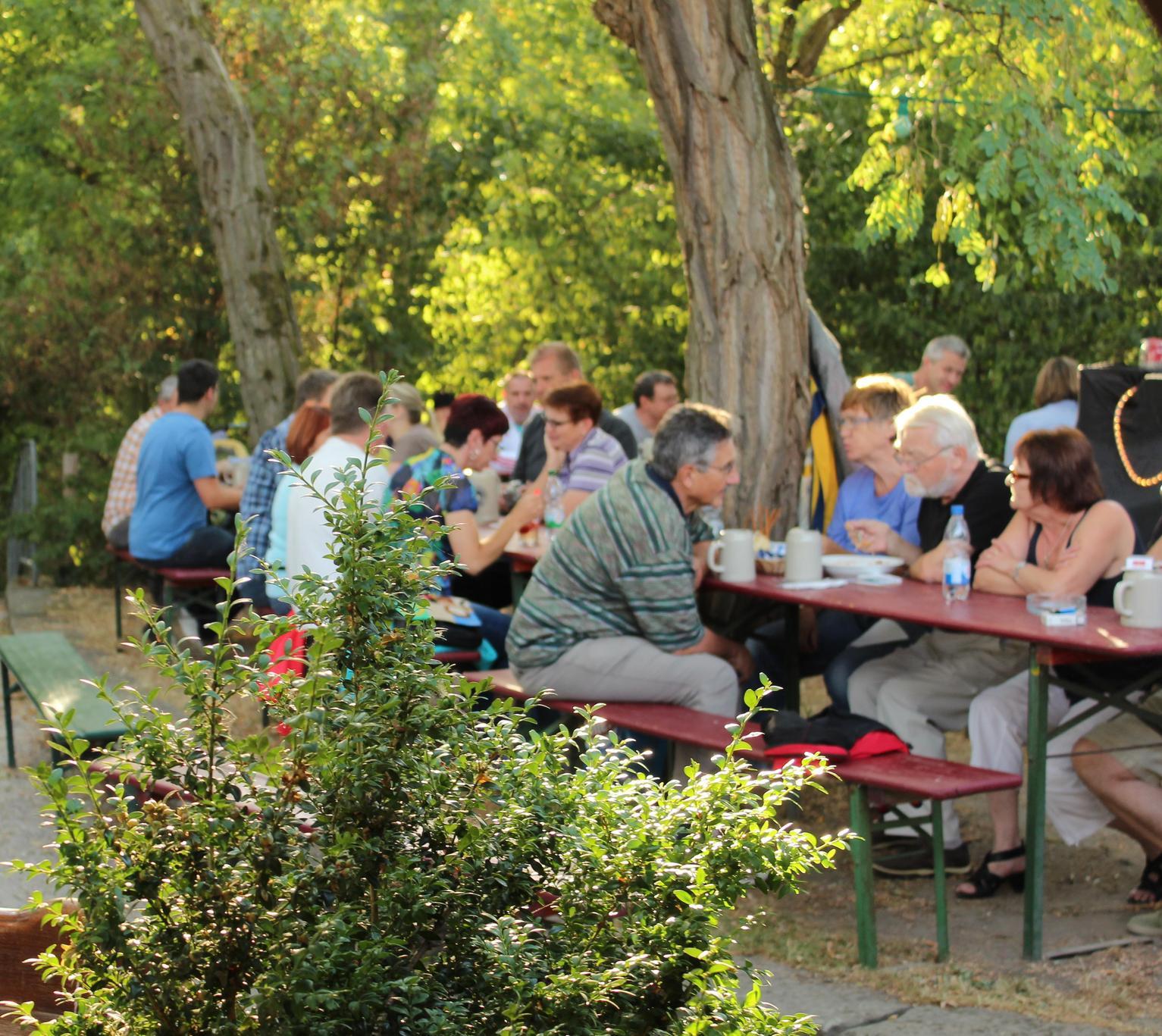 Die schattige Einkehr auf dem Voggendorfer Kellerberg, nahe am Aischtalradweg, ist bei vielen Ausflüglern in der ganzen Region beliebt. www.brauerei-prechtel.de