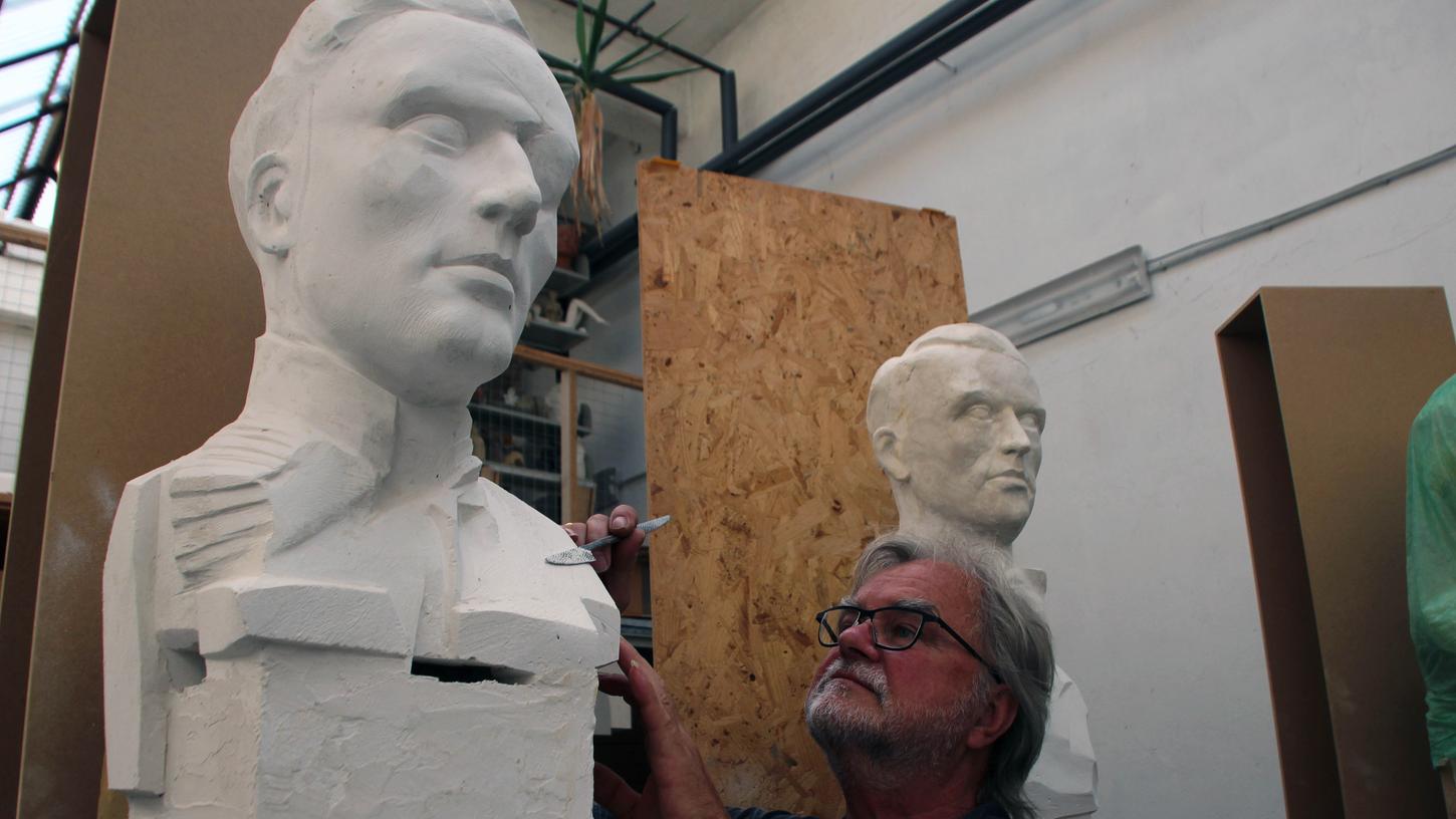 Bildhauer und Restaurator Albert Ultsch arbeitet seit acht Jahren an diesem Projekt. Die drei Büsten werden wahrscheinlich aus Messing gegossen.