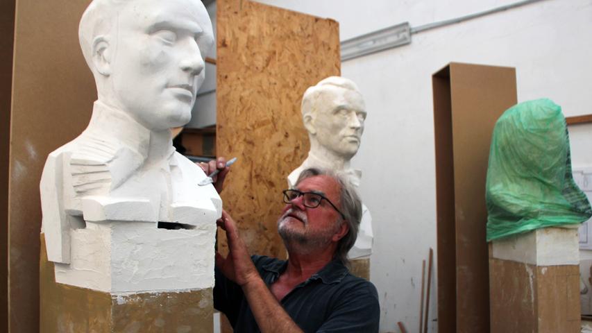 Die drei Persönlichkeiten, die der Bildhauer und Restaurator Albert Ultsch als Plastiken hat entstehen lassen, stellen Claus Schenk Graf von Stauffenberg, Hans Wölfel und Willy Aron dar.