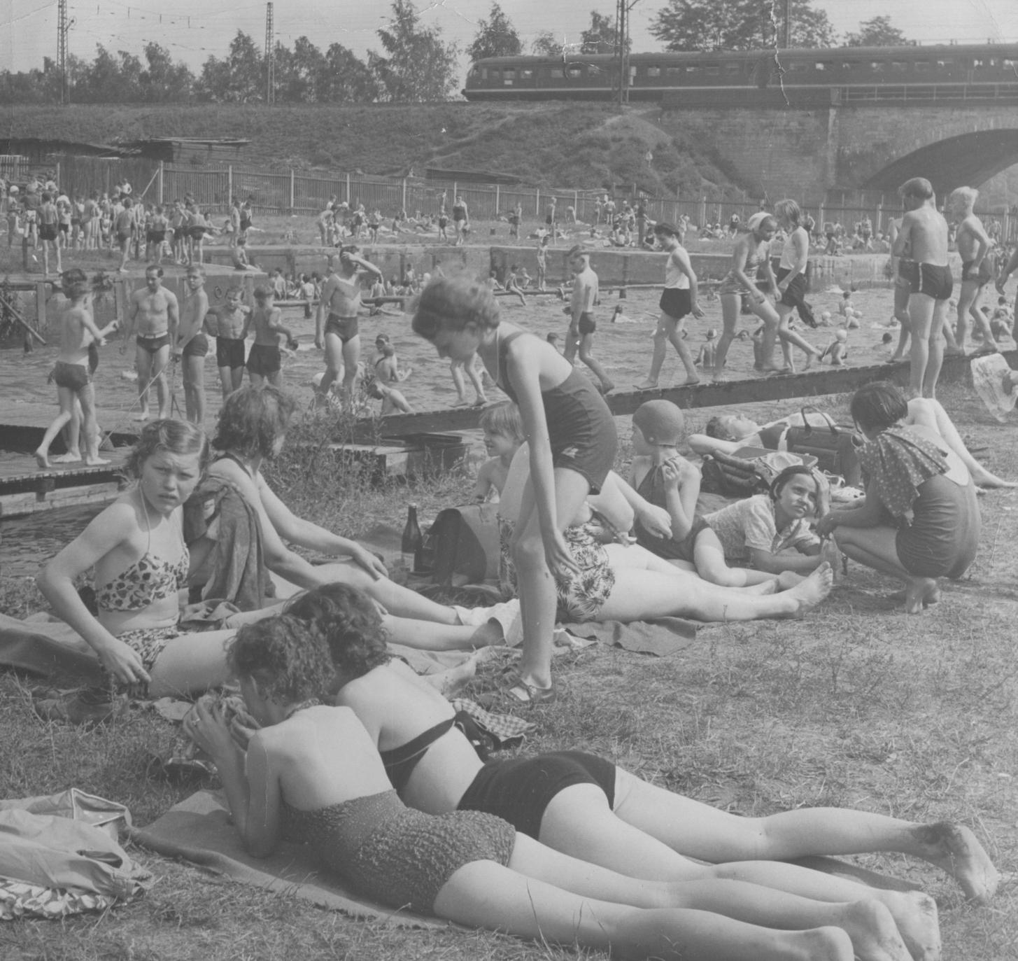Hochbetrieb in den 50er Jahren. Im Hintergund ein Teil der Siebenbogenbrücke.