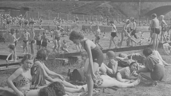 Hochbetrieb in den 50er Jahren. Im Hintergund ein Teil der Siebenbogenbrücke.