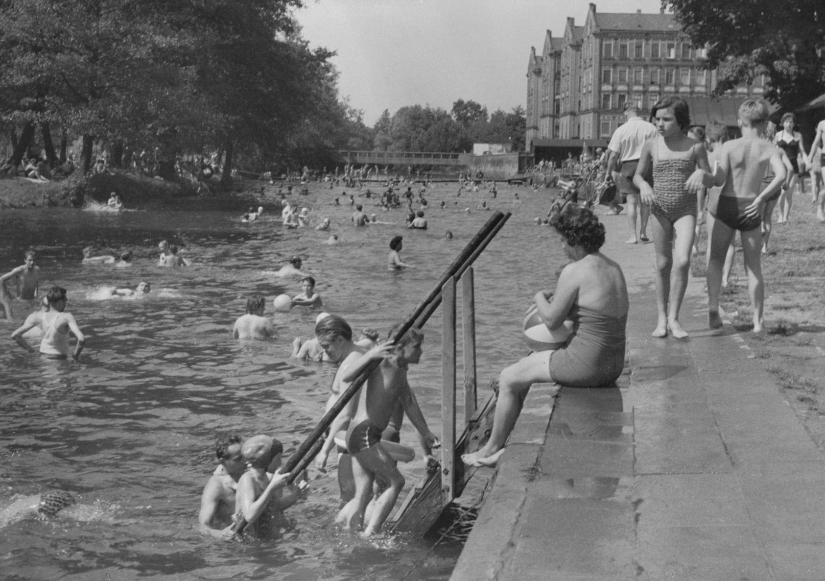 Das Bild aus den 50er Jahren zeigt, dass neben dem neuen Scherbsgrabenbad der Fluss weiterhin seine Freunde hatte.