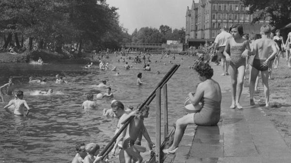 Das Bild aus den 50er Jahren zeigt, dass neben dem neuen Scherbsgrabenbad der Fluss weiterhin seine Freunde hatte.