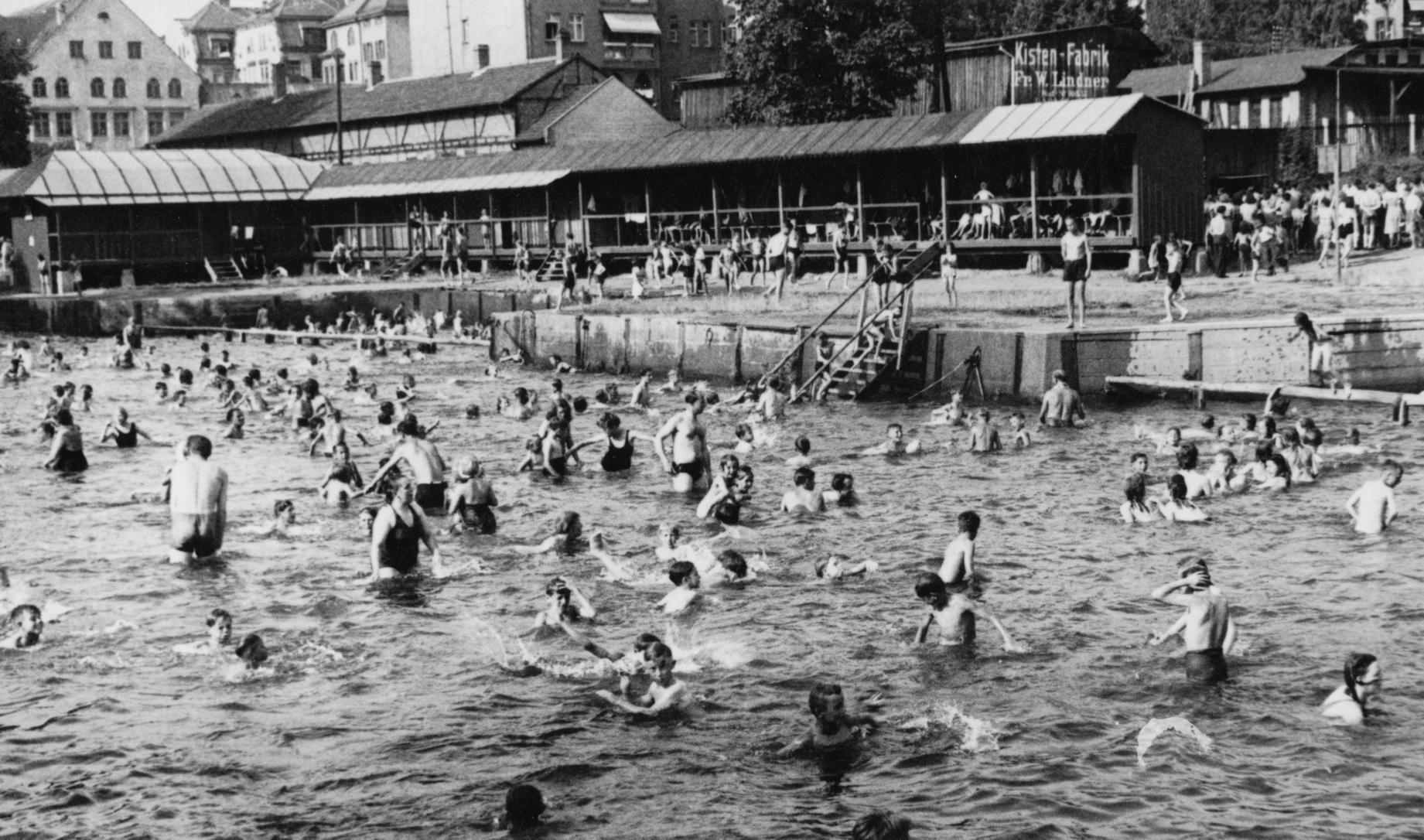 Hochbetrieb in den 50er Jahren. Blick auf die Umkleidekabinen.