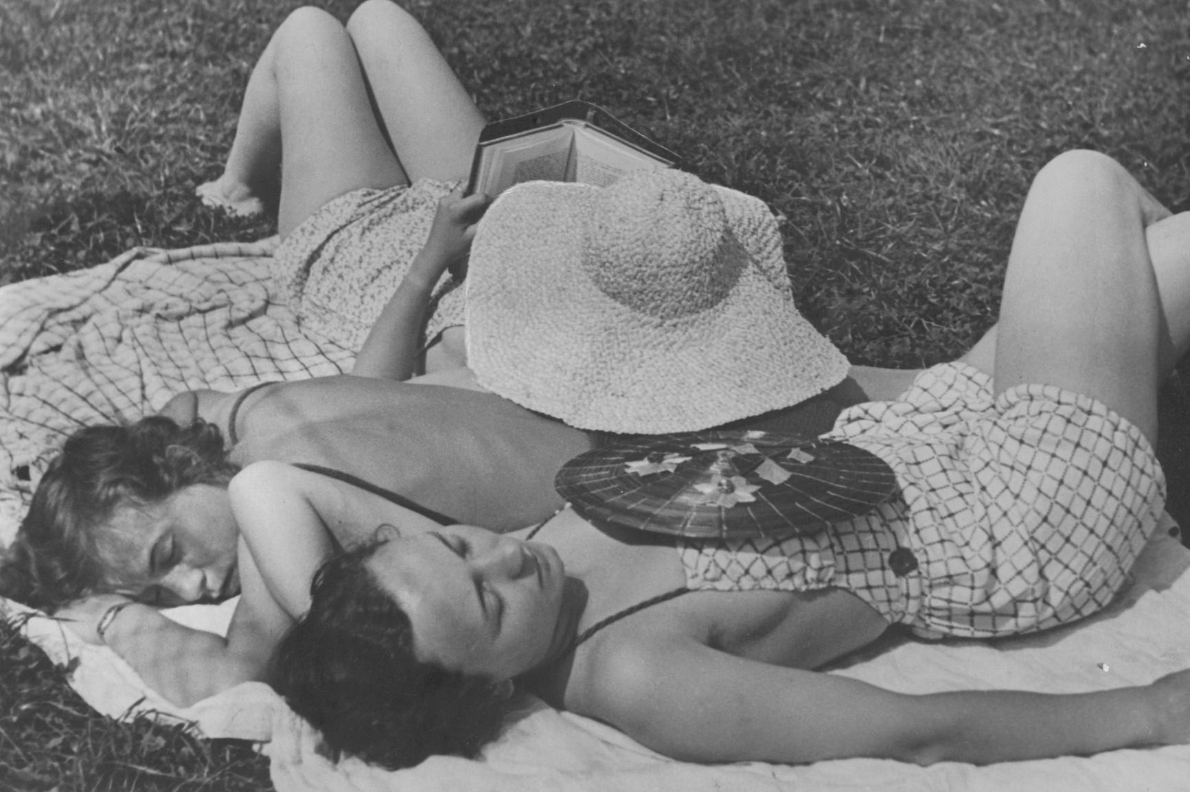 Die Zeitung schrieb damals zu diesem Bild aus dem Flussbad: "Nicht nur in Nizza bräunen hübsche Mädchen in der Juli-Sonne."