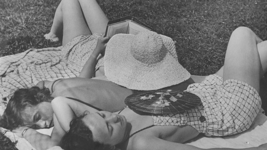 Die Zeitung schrieb damals zu diesem Bild aus dem Flussbad: "Nicht nur in Nizza bräunen hübsche Mädchen in der Juli-Sonne."
