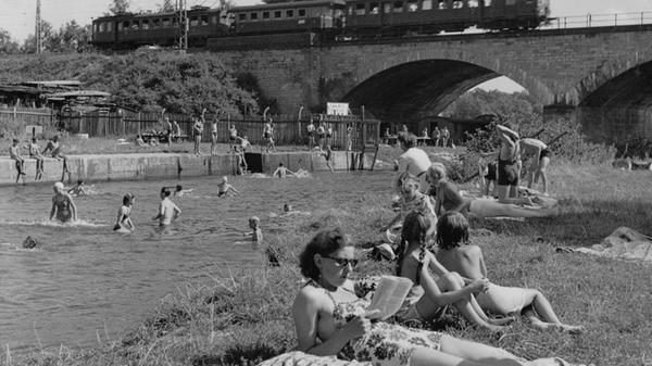 An der Fürther Riviera 1950: Die Flussufer waren das sommerliche Belagerungsziel. Das Flussbad - unterteilt in ein (kostenpflichtiges) Zahlbad und ein (kostenfreies) Freibad - an der Rednitz bestand von 1906 bis 1968.