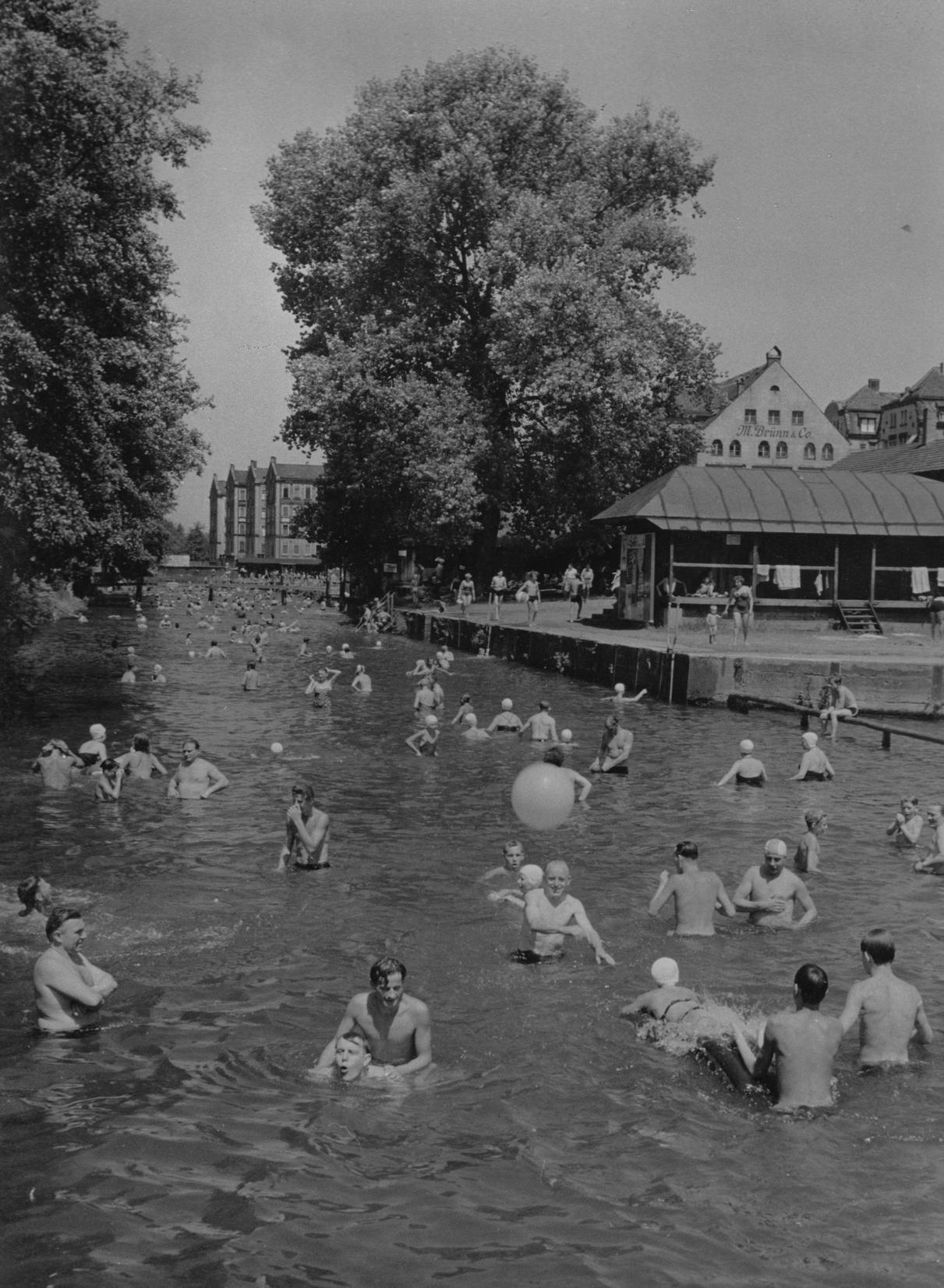 Trotz des neuen Sportbades am Scherbsgraben herrschte Ende der 50er Jahre an heißen Tagen auch im Fluss noch Hochbetrieb.