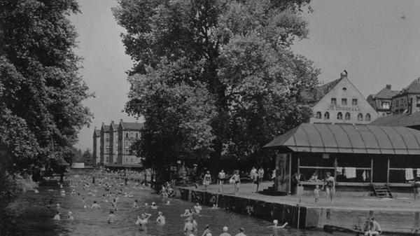 Trotz des neuen Sportbades am Scherbsgraben herrschte Ende der 50er Jahre an heißen Tagen auch im Fluss noch Hochbetrieb.