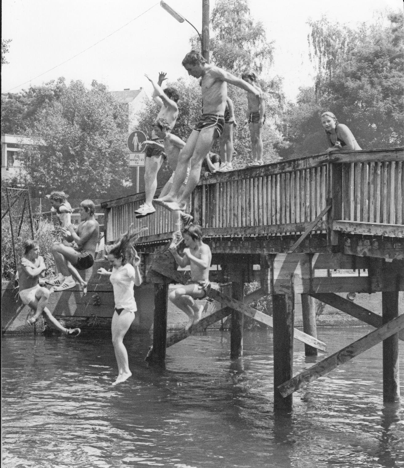 Wer den Eintritt ins nahegelegene Scherbsgrabenbad (eröffnet 1955) nicht berappen wollte, behalf sich auch im Jahr 1982 mit einem gewagten (und damals schon verbotenen) Sprung vom Badsteg in die Rednitz.