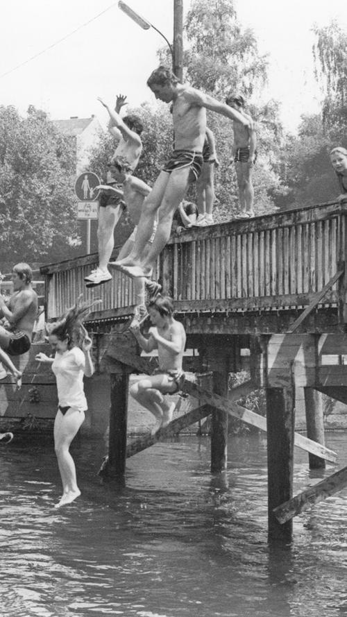 Wer den Eintritt ins nahegelegene Scherbsgrabenbad (eröffnet 1955) nicht berappen wollte, behalf sich auch im Jahr 1982 mit einem gewagten (und damals schon verbotenen) Sprung vom Badsteg in die Rednitz.
