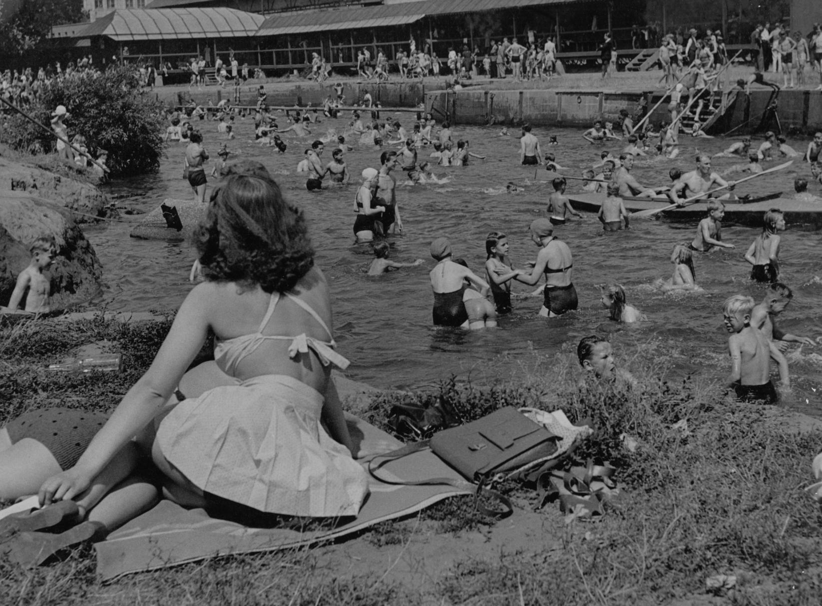 Mensch ohne Raum - die überfüllte Badewanne, ein Motiv aus den 50er Jahren.