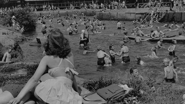 Mensch ohne Raum - die überfüllte Badewanne, ein Motiv aus den 50er Jahren.