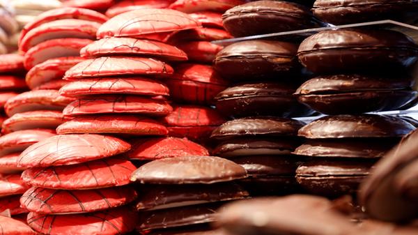 Wer denkt, der Lebkuchen hat seinen Namen von "Leben", liegt falsch. Forscher meinen, dass der Name vom lateinischen "libum" stammt, was so viel bedeutet wie Fladen, Flach- oder Opferkuchen.