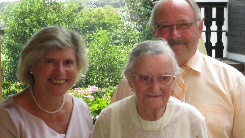 Im Kreise ihrer Familie konnte in diesen Tagen Mathilde Hofmann in Kleinsendelbach ihren 90. Geburtstag feiern und erhielt dabei Besuch von Bürgermeisterin Gertrud Werner (li.) und Vizelandrat Otto Siebenhaar, die Glück- und Segenswünsche überbrachten.