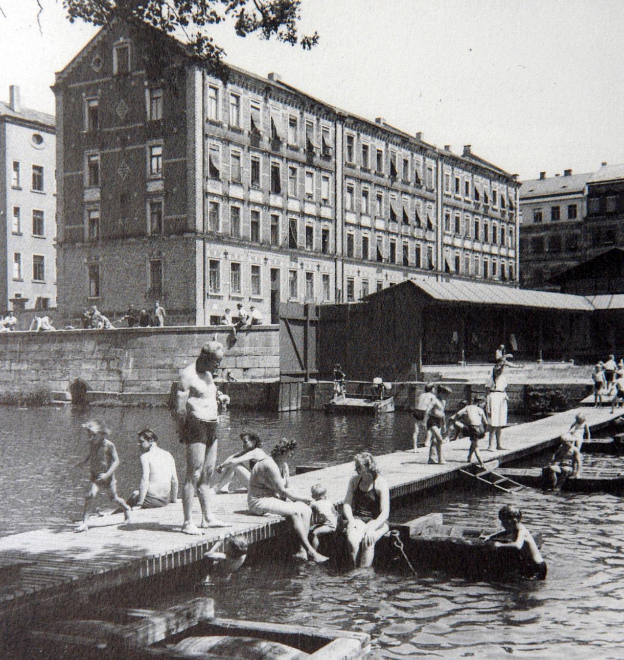 Historische Aufnahme vom Fürther Flussbad. Im Hintergrund die markanten Kißkaltschen Häuser.