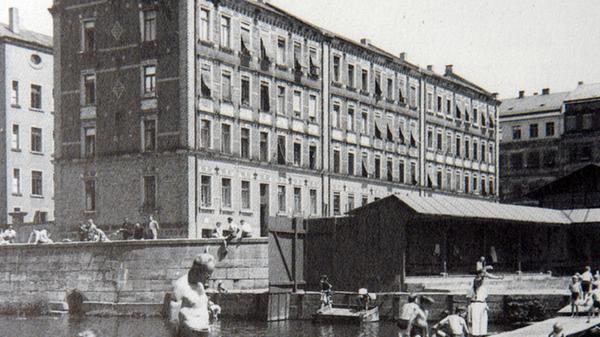 Historische Aufnahme vom Fürther Flussbad. Im Hintergrund die markanten Kißkaltschen Häuser.