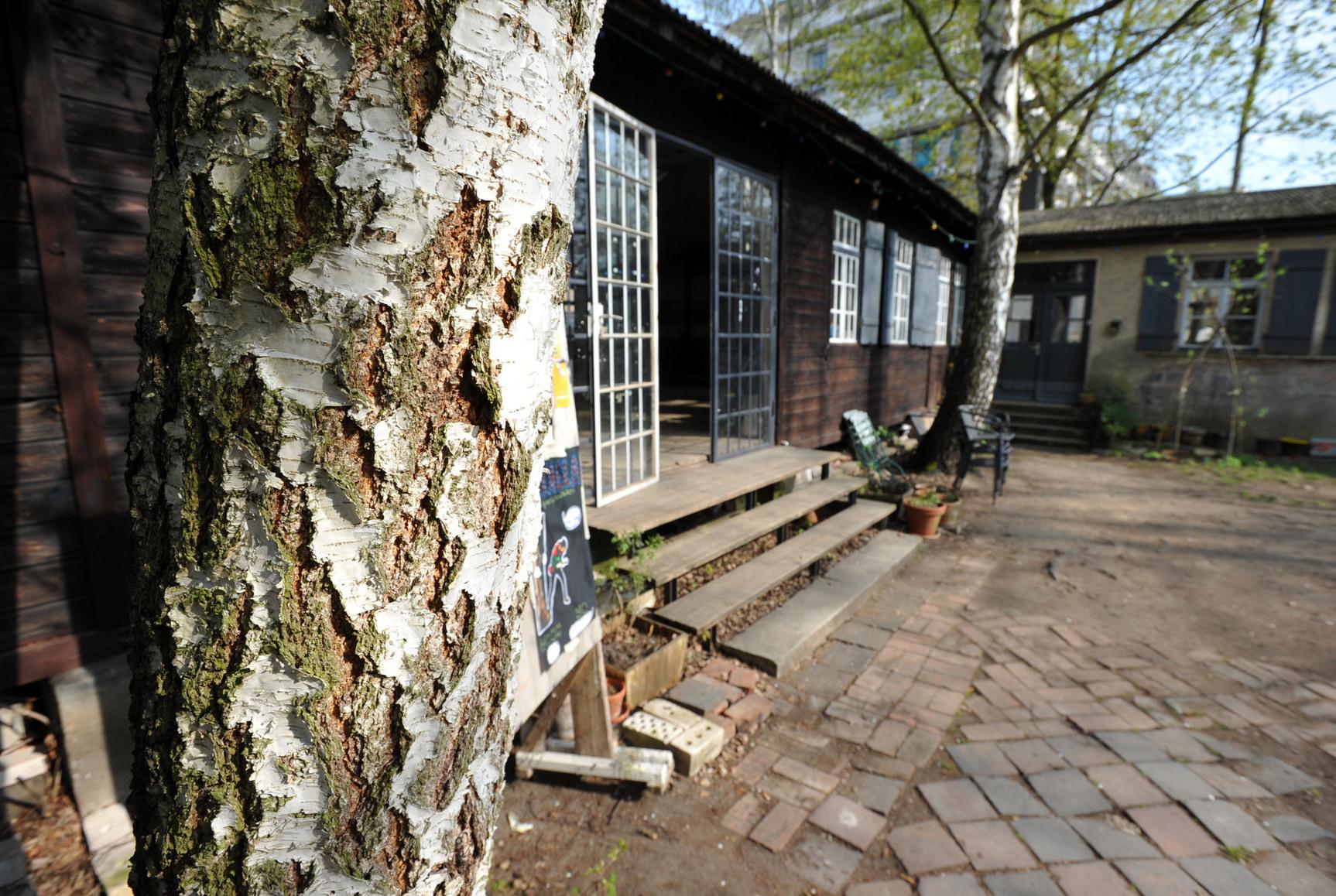 Mehrere Künstler haben im Kulturort ihre Ateliers. Im Garten aber können die Gäste des Cafés die Nähe zum Fluss genießen.