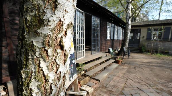 Mehrere Künstler haben im Kulturort ihre Ateliers. Im Garten aber können die Gäste des Cafés die Nähe zum Fluss genießen.
