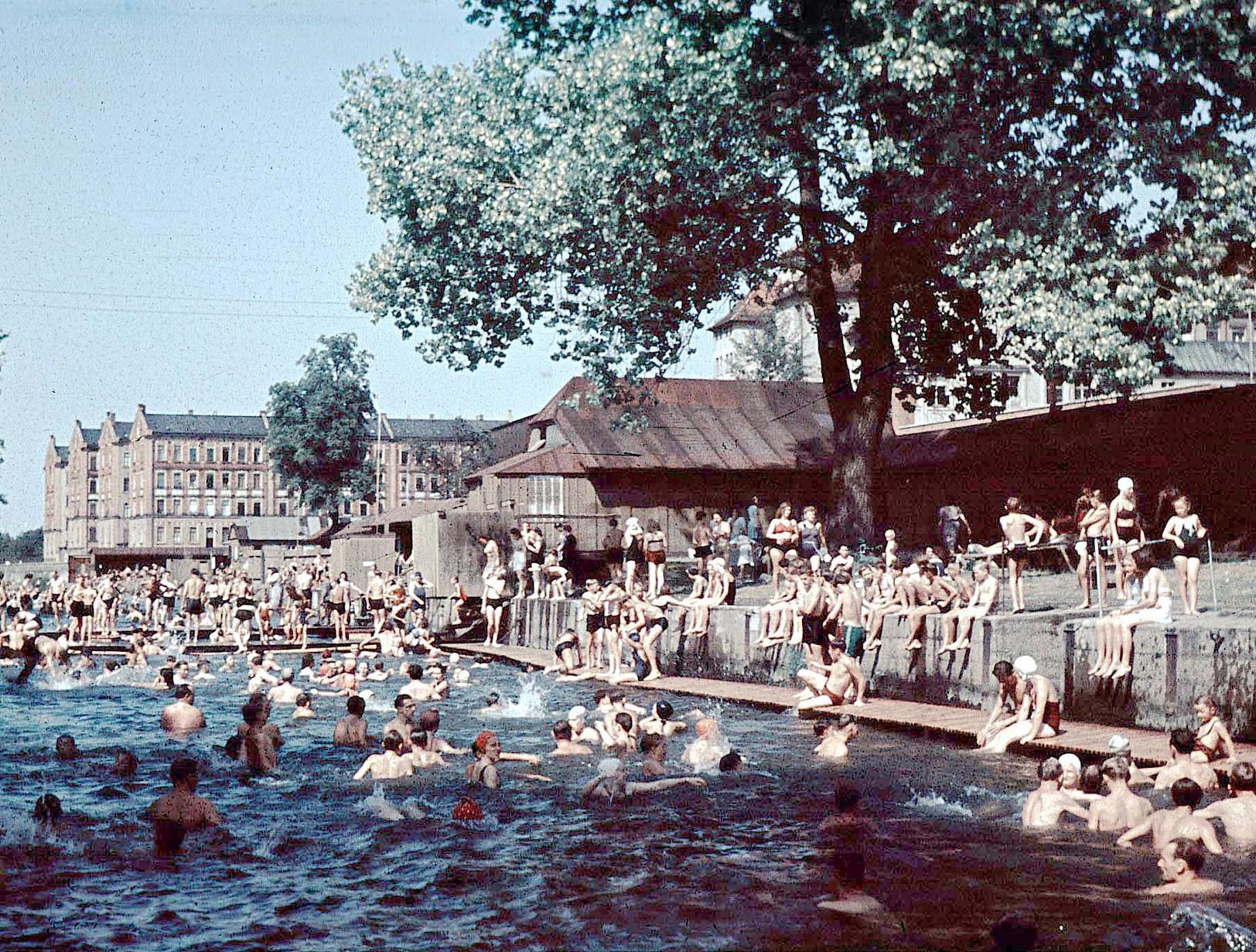 Das alte Flussbad in Farbe.