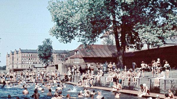 Das alte Flussbad in Farbe.