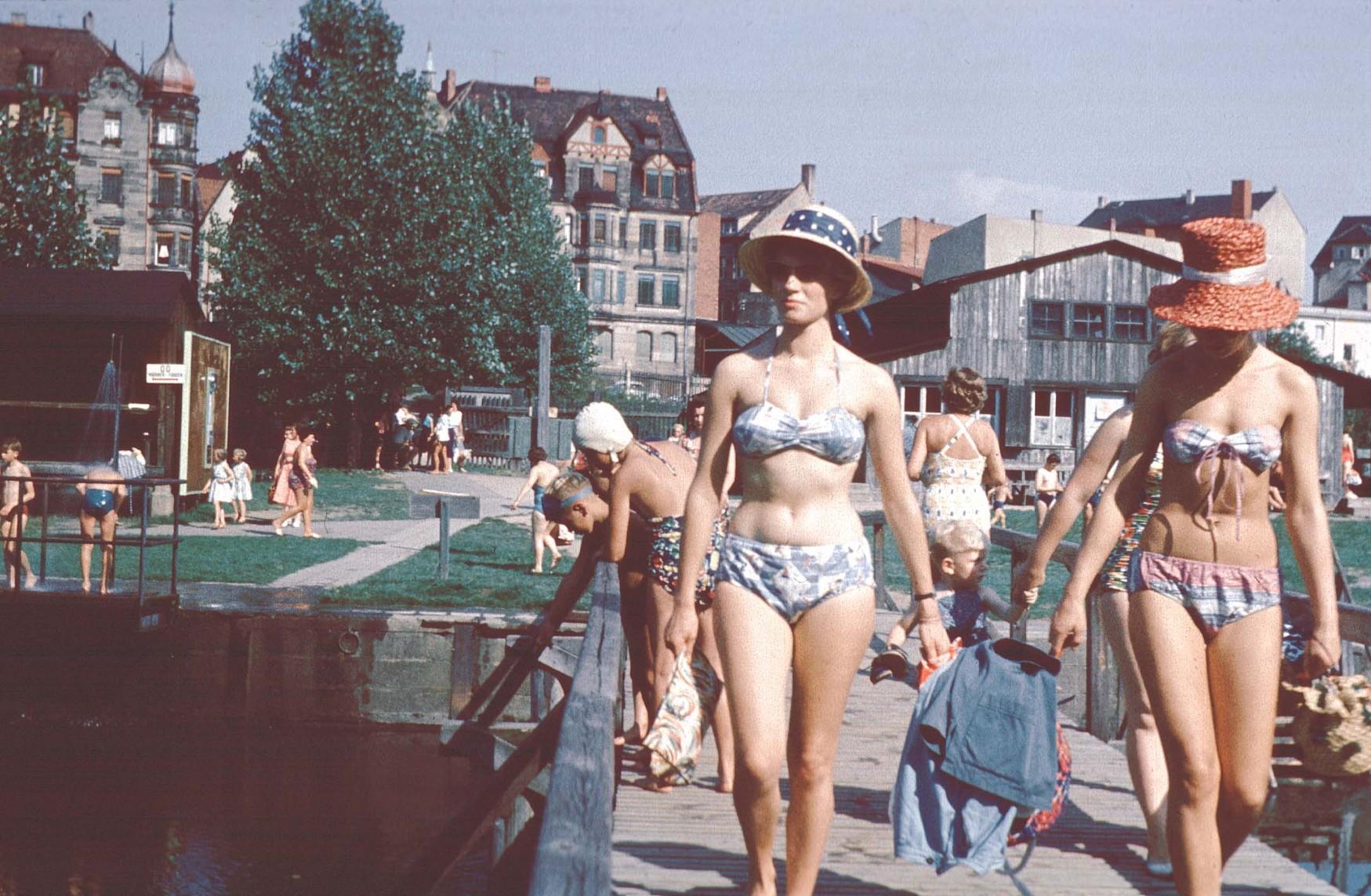 Das alte Flussbad in Farbe.