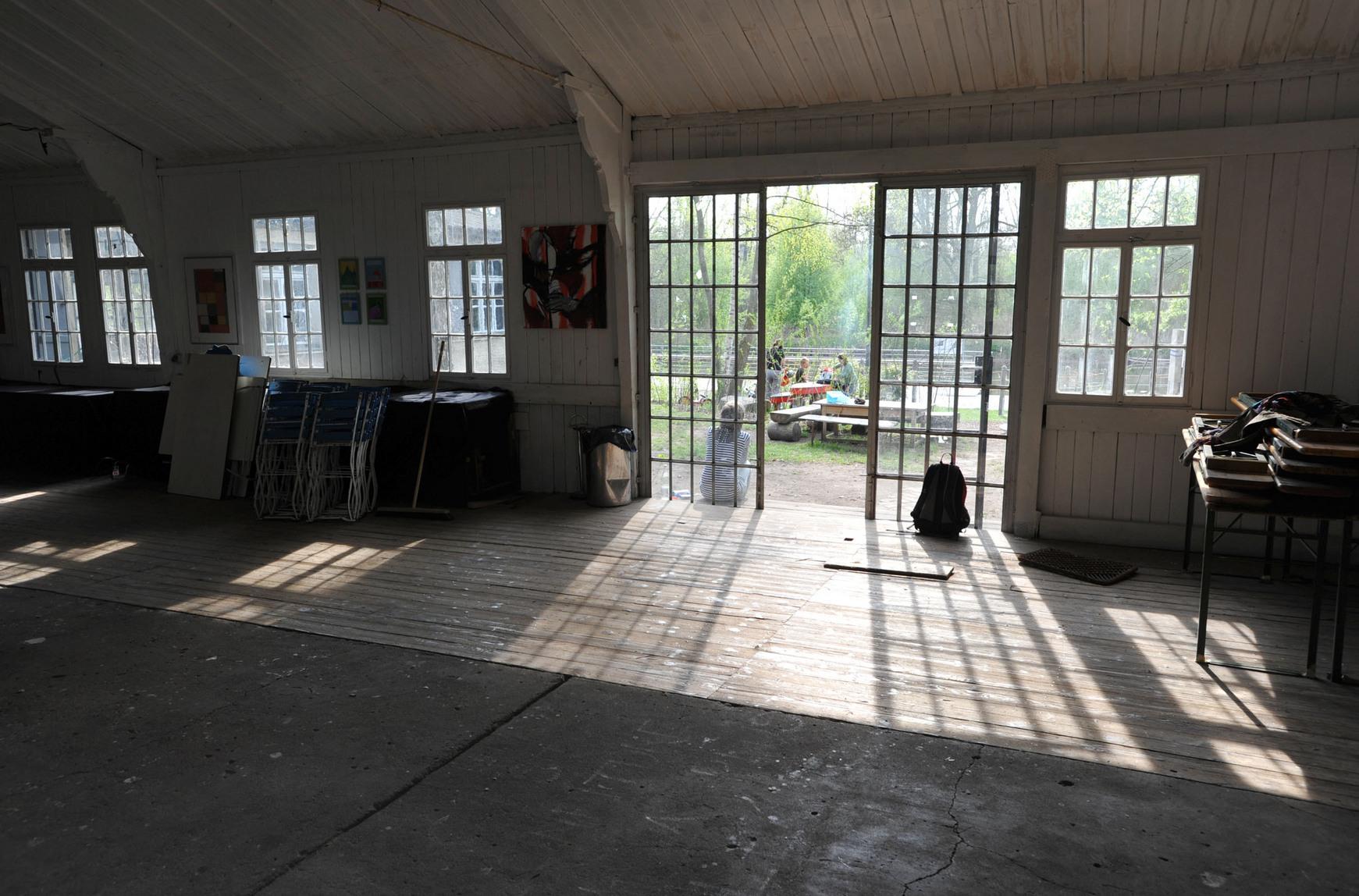 Blick aus der Halle des Kulturorts ins Freie.