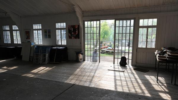 Blick aus der Halle des Kulturorts ins Freie.