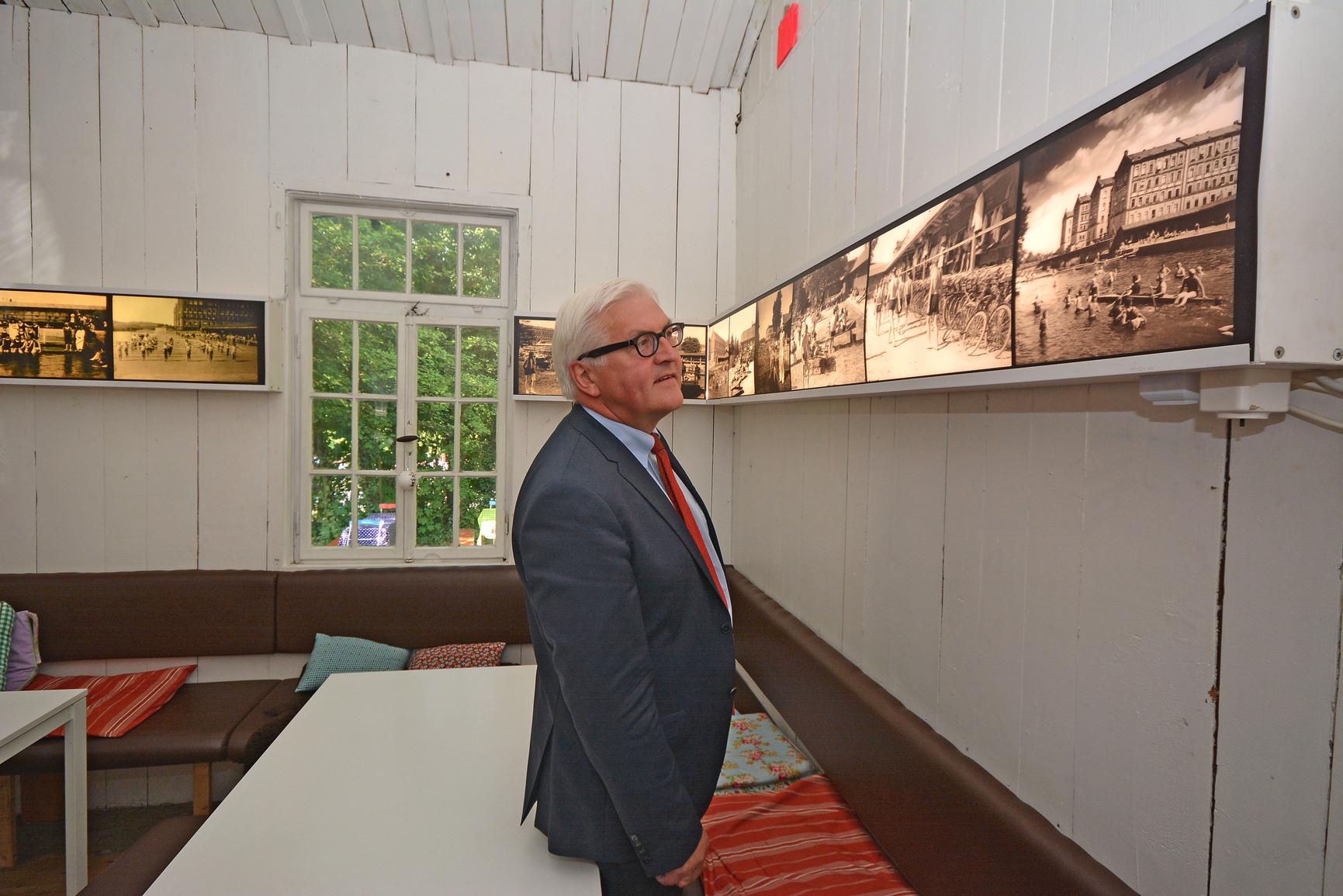 Außenminister Frank-Walter Steinmeier (SPD) besucht auf seiner Tour durch Fürth 2013 auch den Kulturort Badstraße 8.