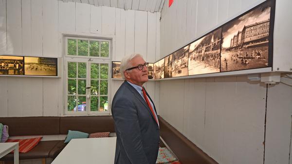 Außenminister Frank-Walter Steinmeier (SPD) besucht auf seiner Tour durch Fürth 2013 auch den Kulturort Badstraße 8.