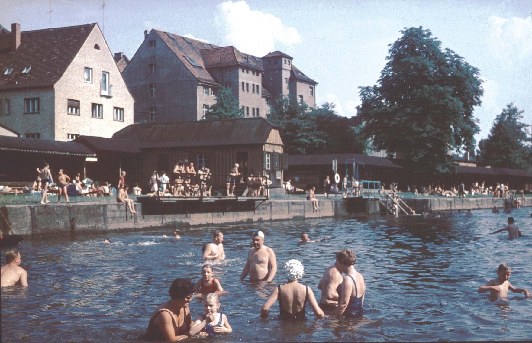 Das alte Flussbad in Farbe.