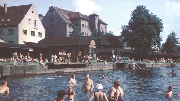 Das alte Flussbad in Farbe.