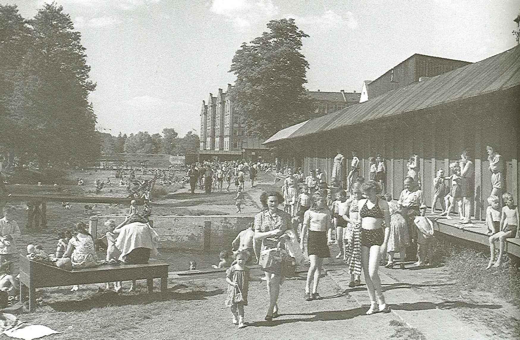 Blick auf das Freibad an der Rednitz 1950.